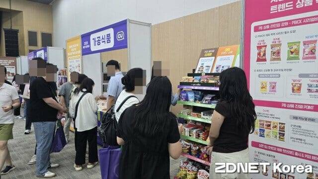 19일 열린 CU 하반기 상품 컨벤션에서 점주들이 신제품을 둘러보고 있다.
