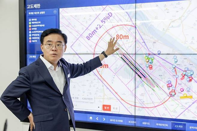 진교훈 강서구청장은 본지와의 인터뷰에서 김포공항 주변 고도제한 완화에 대한 내용을 설명하고 있다. 진 구청장은 국제민간항공기구(ICAO)의 기준 개정이 강서구를 제외한 인근 지역의 고도제한을 오히려 강화한다는 주장에 대해 "전혀 그렇지 않다"고 했다. 강서구 제공.