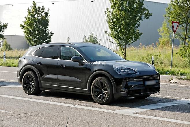사진 : 포르쉐 카이엔 EV 테스트카 (출처=Autoevolution)