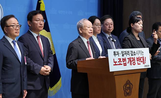 손경식(맨 오른쪽) 한국경영자총협회 회장을 비롯한 경제 6단체 관계자들이 18일 국회에서 ‘노동조합법 개정안 수정 촉구 경제 6단체 공동성명’을 발표하고 있다./남강호 기자