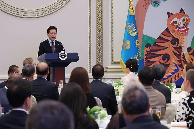 이재명 대통령이 15일 청와대 영빈관에서 열린 '대통령의 초대, 주한외교단 만찬'에서 발언하고 있다. 이날 행사에는 주한외교단을 비롯해 이 대통령 특사단 단장, 국회 외통위 위원, 관계부처 장관, 경제단체장 등이 참석했다./연합뉴스