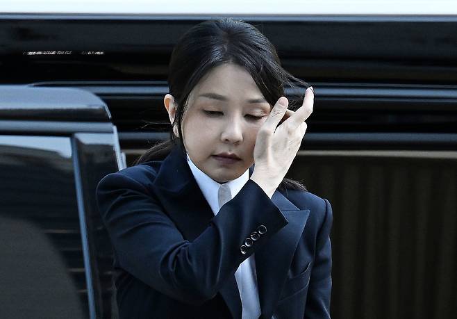 윤석열 전 대통령 부인 김건희 여사가 지난 12일 오전 서울 서초구 서울중앙지법에서 열린 자본시장과 금융투자업에 관한 법률 위반 및 정치자금법 위반 혐의 등의 구속 전 피의자 심문(영장실질심사)에 출석하고 있다. /사진공동취재단