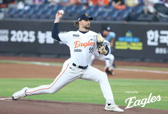 19일 대전한화생명볼파크에서 열린 2025 신한 SOL Bank KBO리그 한화이글스와 두산베어스와의 홈경기에서 와이스가 역투하고 있다. 한화이글스 제공