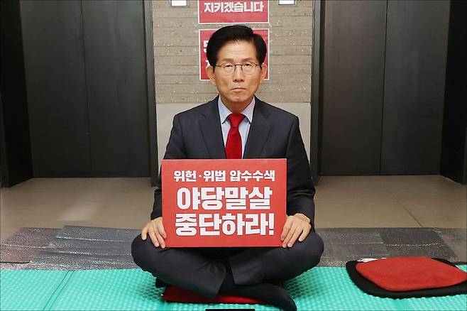 김건희 특검팀(민중기 특별검사)의 국민의힘 당원명부 확보를 위한 압수수색 시도 여파가 이어지고 있는 가운데 김문수 국민의힘 당대표 후보가 지난 18일 오전 서울 여의도 국민의힘 중앙당사 1층 로비에서 압수수색 저지를 위한 무기한 농성을 하고 있다. ⓒ데일리안 홍금표 기자