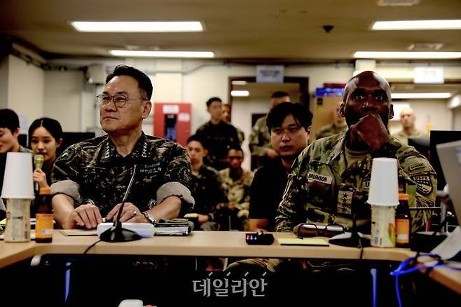 연합군사정보지원작전구성군사령부를 찾은 김명수 합참의장(왼쪽)과 제이비어 브런슨 연합사령관 ⓒ합참