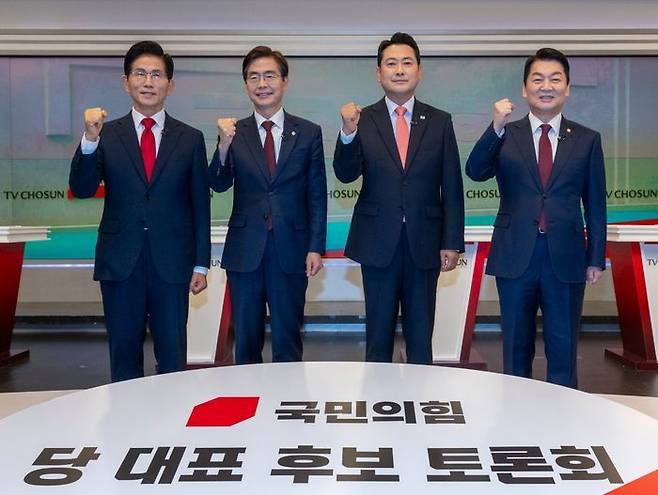 (왼쪽부터) 국민의힘 김문수, 조경태, 장동혁, 안철수 당대표 후보가 19일 서울 중구 TV조선 스튜디오에서 열린 국민의힘 제6차 전당대회 당대표 후보자 토론회에서 포즈를 취하고 있다. ⓒ국회사진기자단