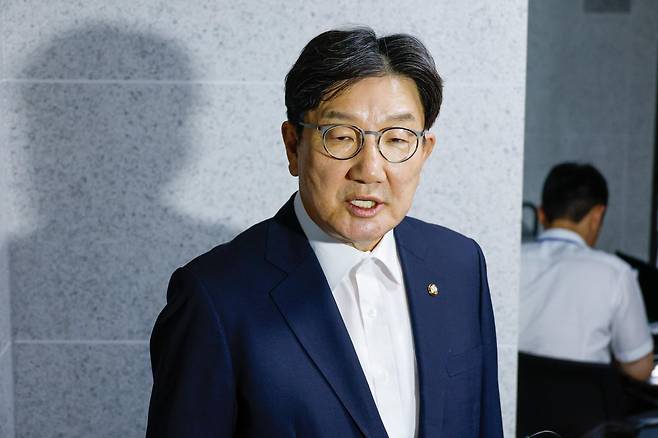 권성동 국민의힘 의원이 18일 서울 여의도 국회 의원회관 자신의 의원실 앞에서 김건희 특검의 ‘건진법사-통일교 의혹’ 압수수색 관련 입장을 밝히고 있다. 2025.7.18. 뉴스1
