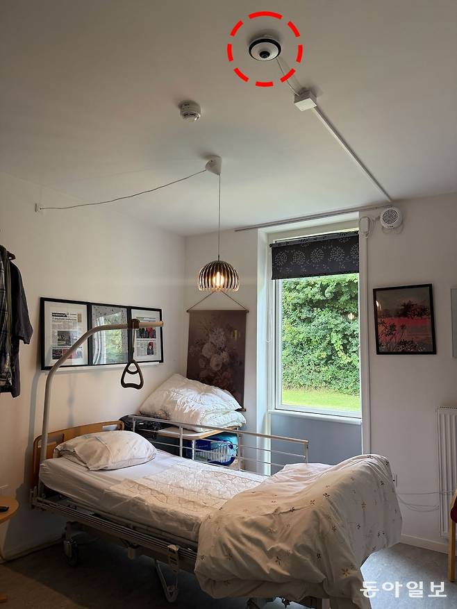 7일(현지 시간) 덴마크 칼룬보르 지역 공공요양원 방 천장에 인공지능(AI) 센서(빨간 점선)가 부착돼 있다. 이 센서는 고령 거주자의 움직임과 호흡을 실시간으로 기록하고 분석해 낙상 등을 예방한다. 칼룬보르=전채은 기자 chan@donga.com