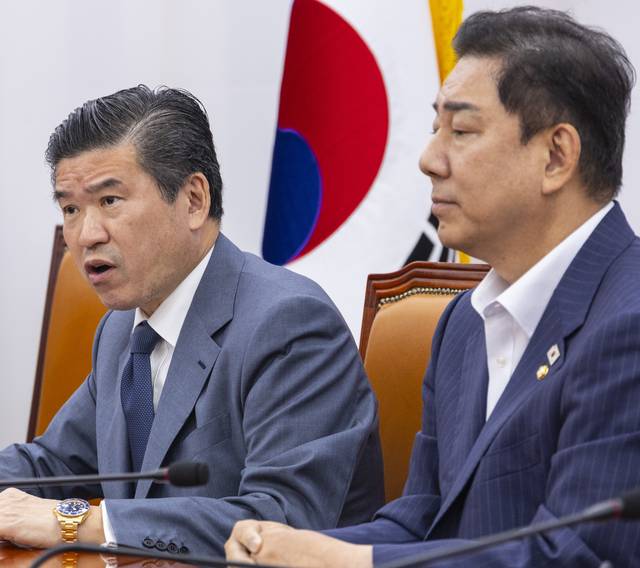 제임스 김(왼쪽) 주한미국상공회의소(AMCHAM·암참) 회장이 19일 국회 본청에서 김병기 더불어민주당 원내대표를 만나 인사말을 하고 있다.<연합뉴스 사진>