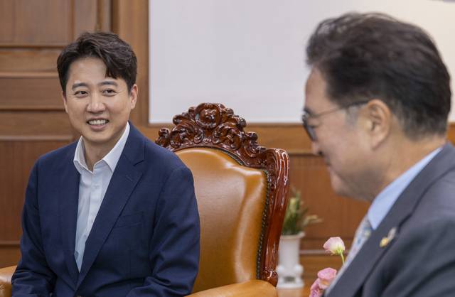 이준석 개혁신당 대표(왼쪽)가 19일 취임 인사차 우원식 국회의장을 예방해 의장 집무실에서 환담하고 있다. [연합뉴스]