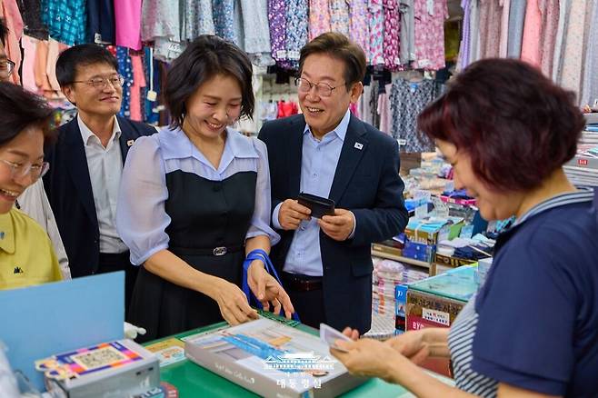 17일 서울시 은평구 연서시장을 방문한 이재명 대통령 부부. 대통령실 제공