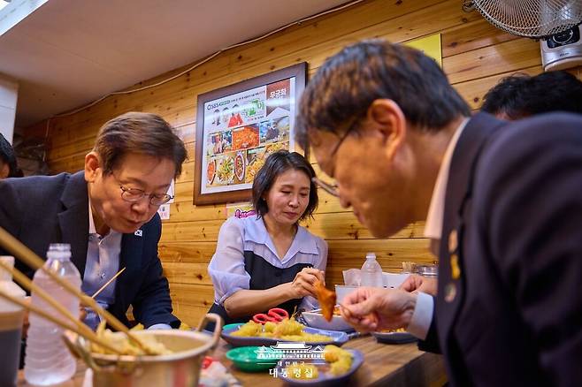 17일 서울시 은평구 연서시장을 방문한 이재명 대통령 부부. 대통령실 제공