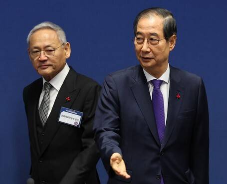 2024년 12월26일 한덕수 당시 대통령 권한대행 국무총리가 서울 용산 국립중앙박물관에서 열린 제9차 국가관광전략회의에 입장하고 있다. 왼쪽은 유인촌 당시 문화체육관광부 장관. 연합뉴스