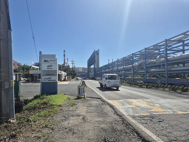 지난 14일 전남 여수시 여수국가산업단지 안 여천엔씨씨 3공장 앞은 임시 가동 중단으로 한산했다. 정대하 기자