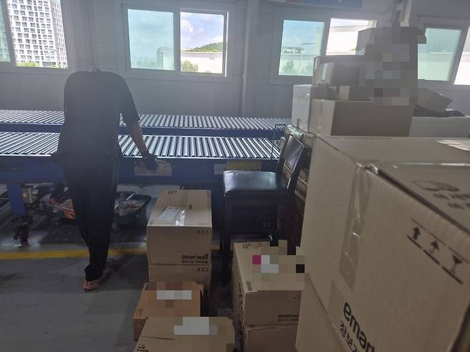 2025년 7월23일 한 택배기사가 CJ대한통운 터미널에서 택배상자를 분류하던 중 쏟아지는 땀에 고개를 숙이고 있다. 분류노동은 2021년 택배노동자 과로사 대책위가 문제제기한 대표적인 ‘공짜노동’이다. 신다은 기자