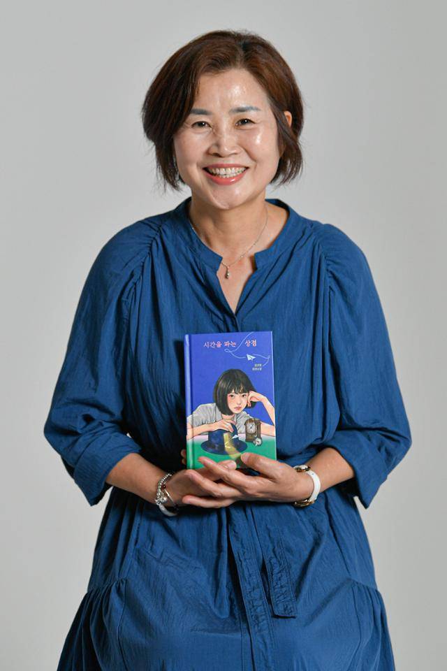 충북 청주에서 작품활동을 하고 있는 김선영 작가는 "처음에 '5권만 써볼게요' 했는데 어쩌다 11권의 책을 냈다"며 "불후의 명작을 죽기 전에 한 편 꼭 쓰고 싶다"고 했다. 그의 손에 100쇄 돌파 기념으로 출간된 '시간을 파는 상점'의 리커버 에디션이 들려 있다. 남동균 인턴기자