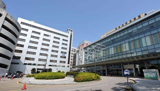 광주 동구 전남대병원 정문에서 바라보면 왼쪽부터 주차타워, 3동, 5동, 2동, 1동이 빼곡하게 들어서 있다. 강예진 기자