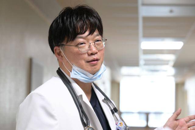 광주 동구 전남대병원 1동 9층 병동에서 고보건 호흡기내과 교수가 낙후된 병원 시설 때문에 환자와 의료진이 겪는 어려움을 설명하고 있다. 강예진 기자