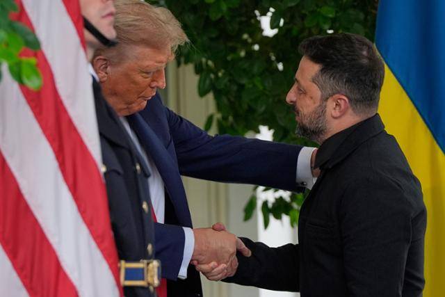 도널드 트럼프(왼쪽) 미국 대통령이 18일(현지시간) 백악관에 도착한 볼로디미르 젤렌스키 우크라이나 대통령을 맞이하고 있다. 워싱턴=AP/뉴시스