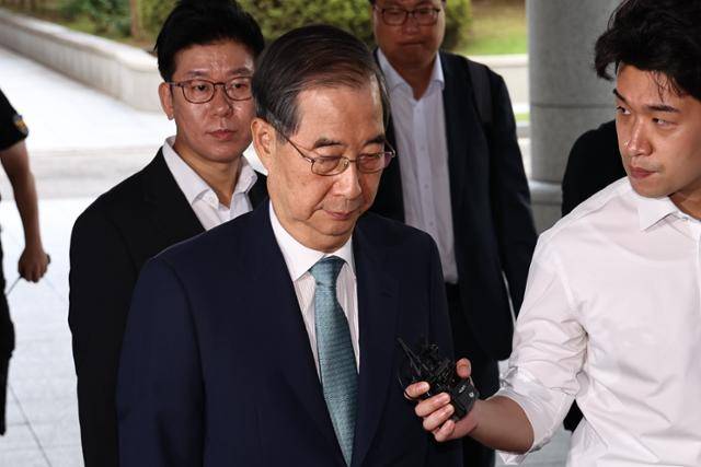 한덕수 전 국무총리가 19일 피의자 조사를 받기 위해 서울 서초구 서울고검에 마련된 내란 특별검사팀 사무실에 출석하고 있다. 뉴스1