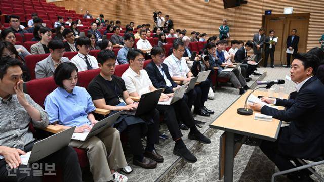 강훈식 비서실장이 19일 서울 용산 대통령실 청사에서 열린 기자간담회에서 발언 하고 있다. 왕태석 선임기자