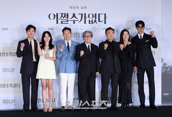 배우 박희순, 손예진 이병헌, 박찬욱 감독, 이성민, 염혜란, 차승원이 19일 오전 서울 용산구 CGV용산아이파크몰에서 열린 영화 '어쩔수가없다' 제작보고회에 참석해 포토타임을 갖고 있다. '어쩔 수가 없다'는 모든 것이 만족스러웠던 회사원 만수가 갑작스러운 해고 이후 가족과 집을 지키기 위해 재취업 전쟁에 뛰어드는 이야기를 그린다. 내달 개봉 예정. 서병수 기자 qudtn@edaily.co.kr /2025.08.19/