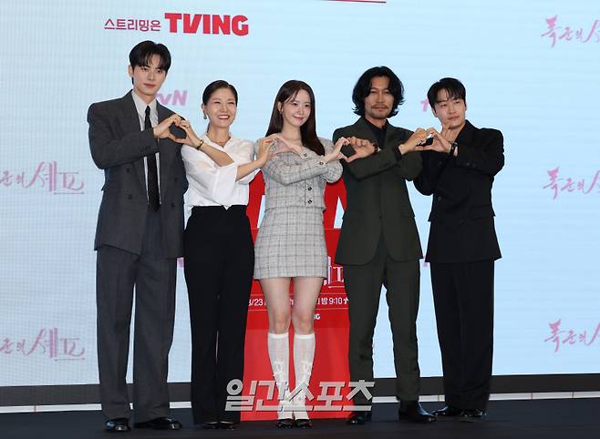 배우 이채민, 서이숙, 임윤아, 최귀화, 오의식이 19일 오후 서울 구로구 더세인트에서 열린 tvN 토일드라마 '폭군의 셰프' 제작발표회에 참석해 포토타임을 갖고 있다. '폭군의 셰프'는 최고의 순간 과거로 타임슬립한 셰프가 최악의 폭군이자 절대 미각 소유자인 왕을 만나며 벌어지는 서바이벌 판타지 로코. 오는 23일 밤 9시 10분 첫 방송. 서병수 기자 qudtn@edaily.co.kr /2025.08.19/