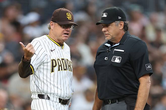 <yonhap photo-3101="">실트 샌디에이고 감독이 19일(한국시간) 심판 판정에 항의하고 있다. AFP=연합뉴스&nbsp;</yonhap>