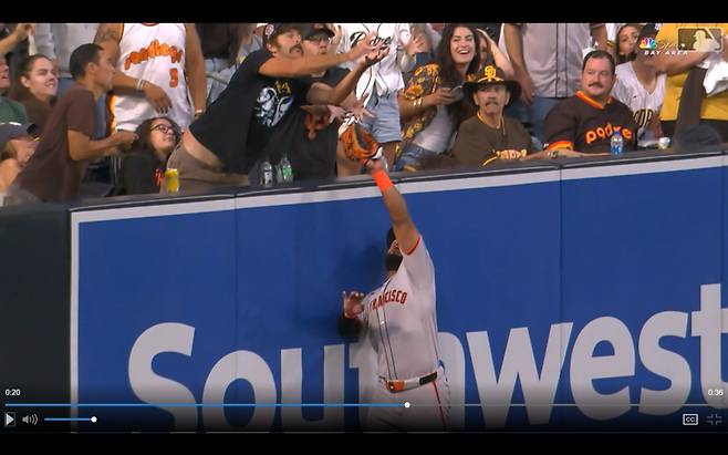 샌프란시스코 좌익수 라모스가 19일(한국시간) 샌디에이고전 2회 말 보가츠의 타구를 잡으려다가 관중의 방해로 놓치고 있다. 사진=MLB닷컴 캡처