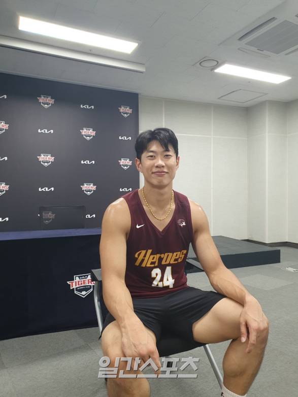 19일 광주 KIA전에 앞서 취재진과 인터뷰하는 송성문. 광주=배중현 기자
