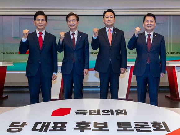 국민의힘 당 대표 선거에 출마한 후보들이 19일 서울 중구 TV조선 스튜디오에서 열린 6차 전당대회 3차 텔레비전 토론회에 앞서 파이팅을 외치고 있다. [사진=국회사진기자단]