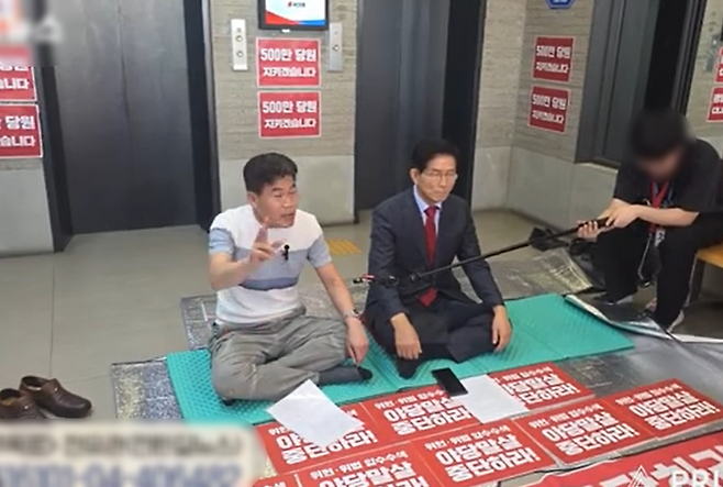 유튜버 전한길(본명 전유관) 씨가 어제(18일) 국민의힘 당사에서 농성 중인 김문수 당대표 후보 옆에서 발언하는 모습 (사진, 유튜브 '전한길뉴스' 갈무리)