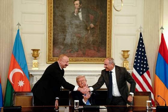 지난 8일 미국 워싱턴 백악관에서 도널드 트럼프 미국 대통령(가운데)과 일함 알리예프 아제르바이잔 대통령(왼쪽), 니콜 파시냔 아르메니아 총리가 손을 맞잡고 있다. 아제르바이잔과 아르메니아는 트럼프 대통령의 중재로 적대 관계 종식과 평화협정 체결에 합의했다. [EPA=연합뉴스]