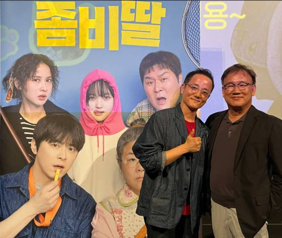 김성수 감독이 제자 필감성 감독(왼쪽)의 ‘좀비딸’ GV행사에 참석해 포즈를 취했다. [사진 NEW]