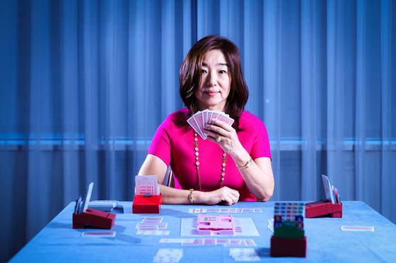 브리지 카드를 손에 쥔 김혜영 한국브리지협회장. 브리지는 2대 2로 팀을 나눠 ‘두뇌 싸움’을 벌이는 게임이다. 우상조 기자