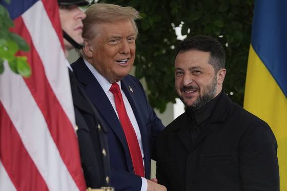 도널드 트럼프 대통령이 18일(현지시간) 워싱턴 백악관에서 볼로디미르 젤렌스키 우크라이나 대통령과 인사하고 있다.AP=연합뉴스