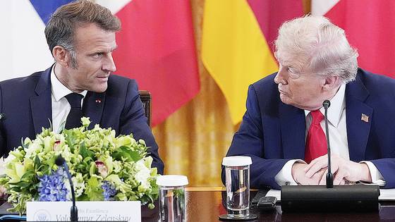 도널드 트럼프 미국 대통령(오른쪽)과 에마뉘엘 마크롱 프랑스 대통령이 18일(현지시간) 워싱턴 백악관 이스트룸에서 볼로디미르 젤렌스키 우크라이나 대통령 및 유럽 정상들과 회담에 참석하고 있다. AP=연합뉴스
