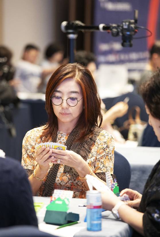 한국브리지협회 김혜영 회장의 경기 장면. 사진 한국브리지협회