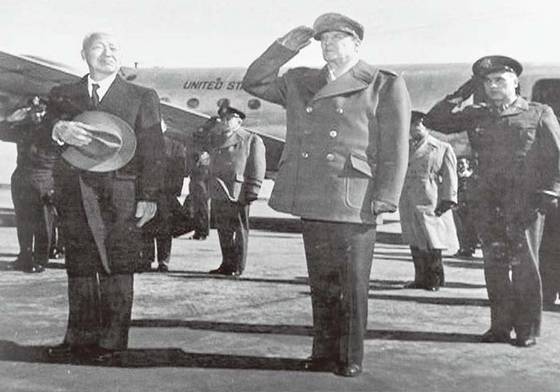 이승만 대통령(왼쪽)이 1950년 2월 18일 더글러스 맥아더 연합국 최고사령관의 초청으로 일본을 방문해 하네다 공군기지에서 국기에 대한 경례를 하고 있다. 사진 국방부 군사편찬연구소