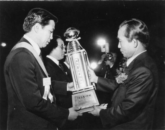 수출 1백억달러 달성, 수출의 날 기념식에서 기업인이 수출실적 6억달러탑을 박정희 대통령으로부터 받고 있다. 중앙포토