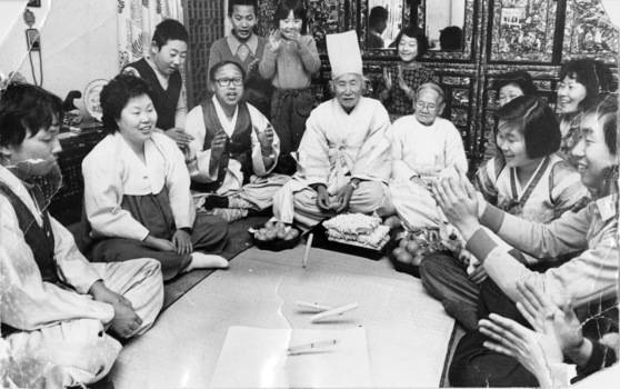 가족들이 모여 윷놀이를 하고 있다. 중앙포토