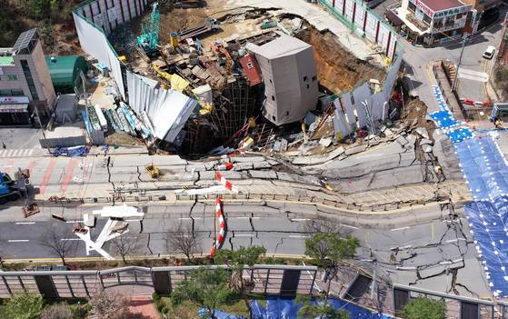 지난 4월 붕괴사고가 난 경기 신안산선 지하터널 공사현장. [중앙포토]