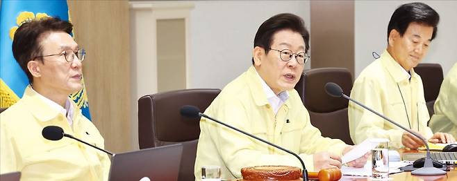 < 을지국무회의 주재하는 李대통령 > 이재명 대통령이 18일 용산 대통령실에서 열린 제1회 을지국무회의 및 제37회 국무회의에서 첫머리발언을 하고 있다. 왼쪽부터 김민석 국무총리, 이 대통령, 정동영 통일부 장관.   김범준 기자