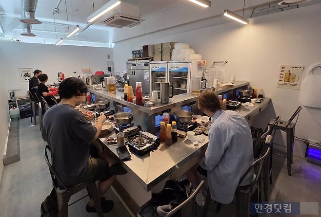 서울 용산구에 위치한 1인 샤브샤브 음식점에서 손님들이 식사를 하고 있다./사진=박수림 기자