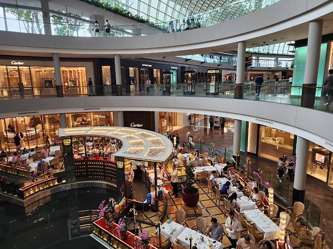 쇼핑 몰 공간. 3층 규모로 200여 개 브랜드 매장이 길게 늘어서 있다.