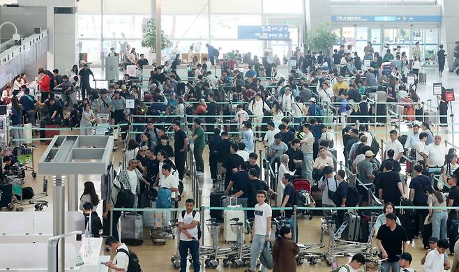 일 오전 인천국제공항 1터미널 출국장이 해외여행을 떠나는 여행객들로 북적이고 있다. 사진=최혁 기자