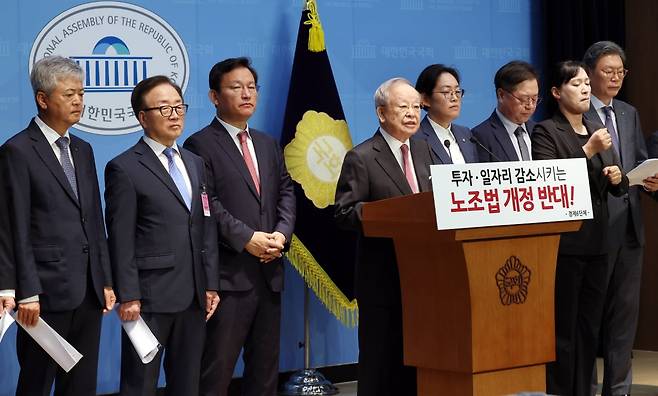 손경식 한국경영자총협회 회장을 비롯한 경제6단체 대표들이 18일 서울 여의도 국회 소통관에서 기자회견을 열고 노조법 개정안 수정을 촉구하고 있다. 2025.8.18. 사진=김범준 한국경제 기자