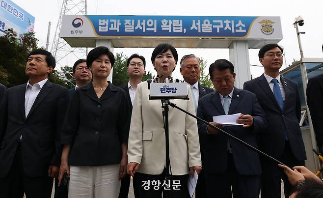 더불어민주당 3대 특검 종합대응 특별위원회 소속 의원들이 지난 11일 윤석열 전 대통령 체포영장 집행 당시 영상을 확인하기 위해 경기 의왕 서울구치소를 방문했다. 권도현 기자