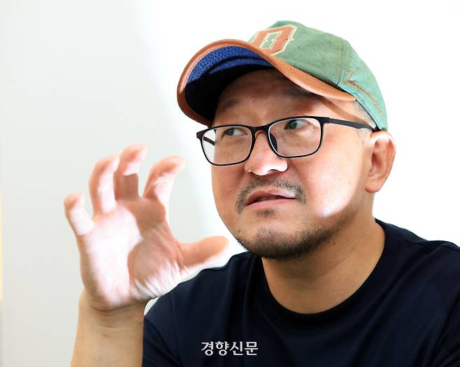 개봉을 앞둔 영화 <THE 자연인> 연출한 노영석 감독이 13일 서울 종로구의 한 카페에서 경향신문과 인터뷰를 하고 있다. 서성일 선임기자