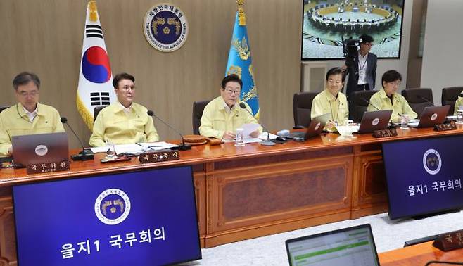 President Lee Jae-myung (center) speaks during a Cabinet meeting for Ulchi Freedom Shield (UFS) at the presidential office in Yongsan, Seoul, on August 18. / Photo by the presidential office press corps